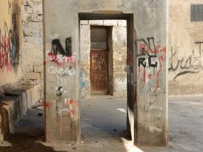 ...troviamo solo desolazione: asfalto dissestato, scritte, sporcizia